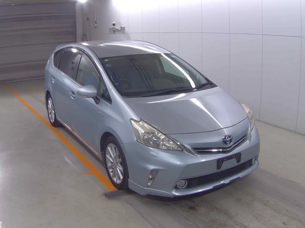 Toyota Prius Alpha 2011