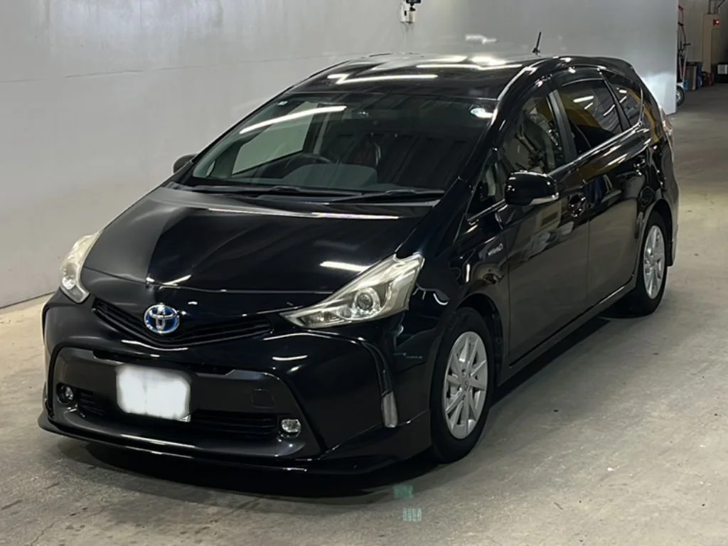 Toyota Prius Alpha 2015