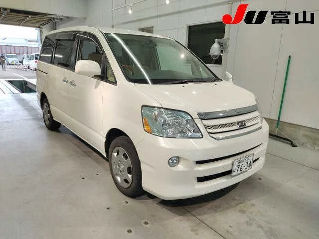 Toyota Noah 2005