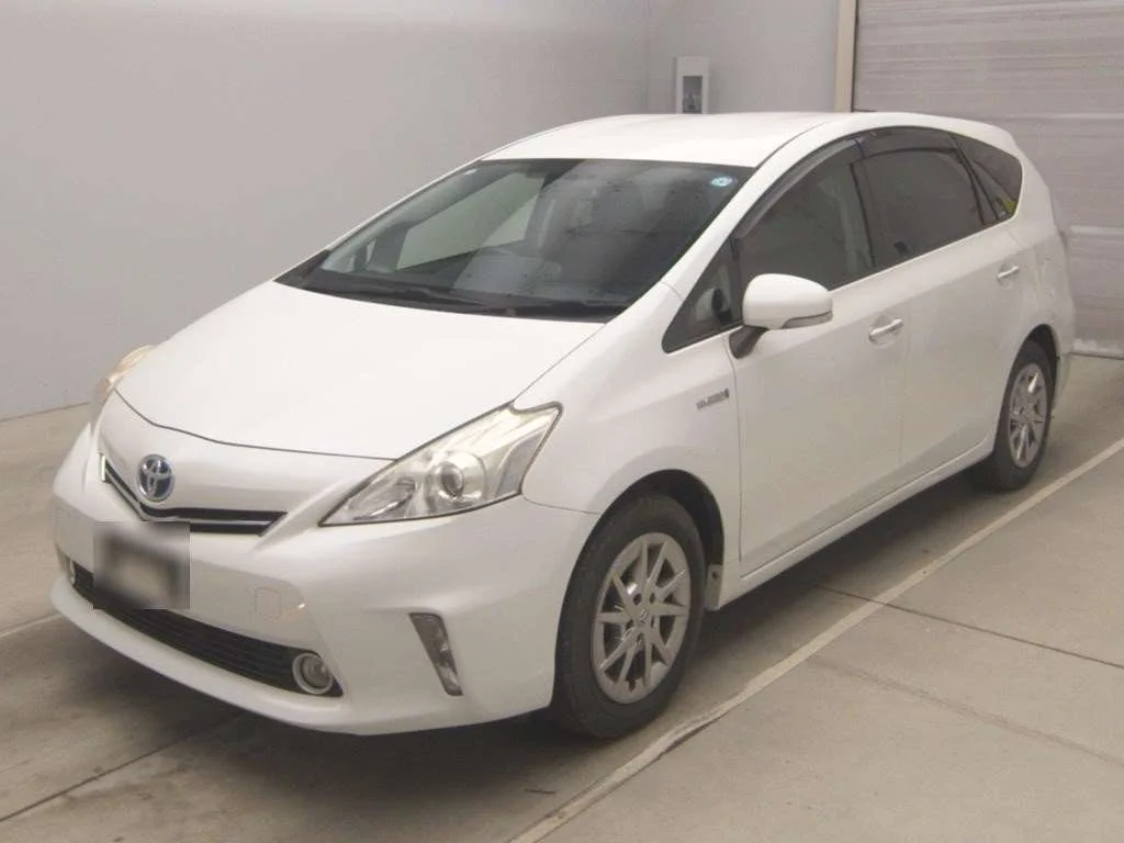 Toyota Prius Alpha 2014