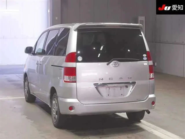Toyota Noah 2005
