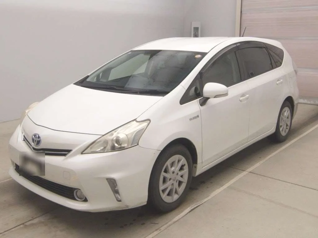 Toyota Prius Alpha 2013