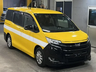 TOYOTA NOAH 4