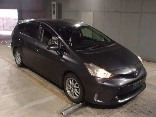 Toyota Prius Alpha 2015