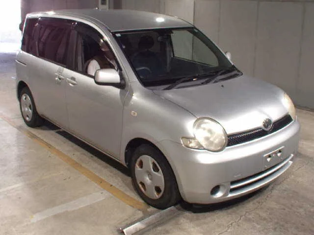 Toyota Sienta 2004