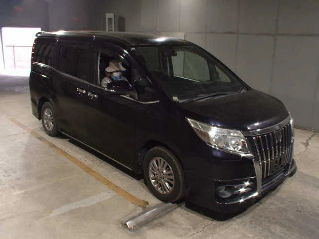 Toyota Esquire 2015