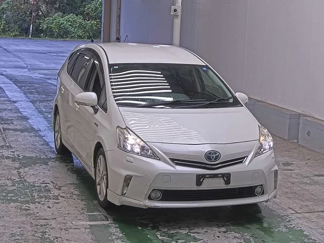 Toyota Prius Alpha 2014