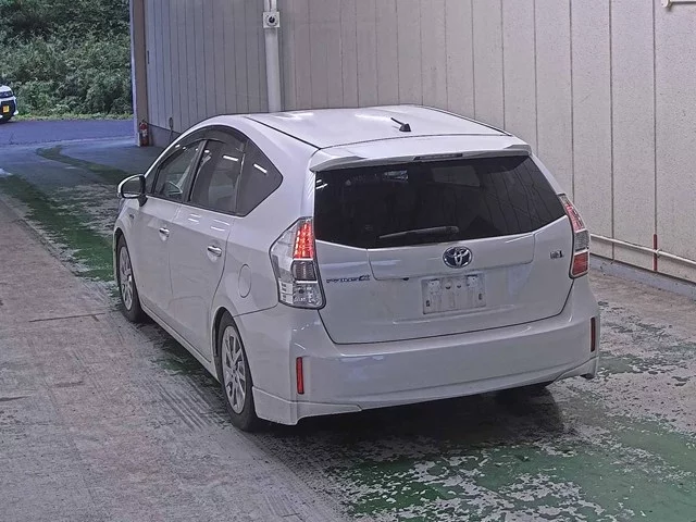 Toyota Prius Alpha 2014