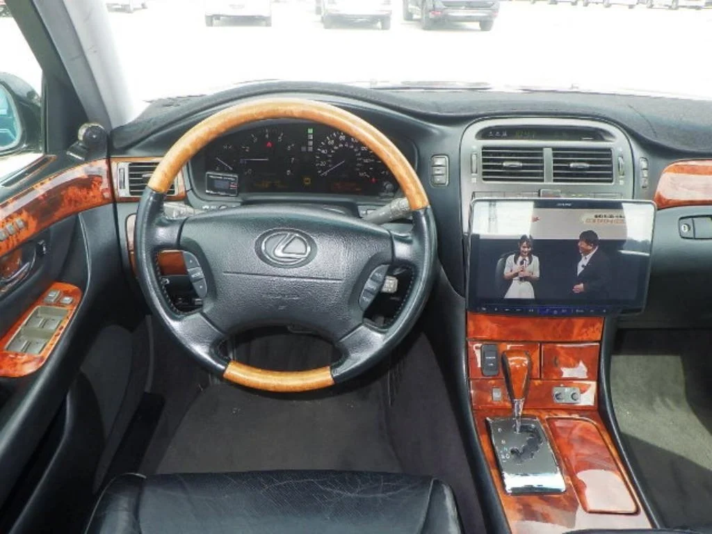 Lexus LS  с аукциона в Японии