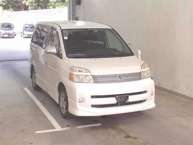 Toyota Voxy  с аукциона в Японии