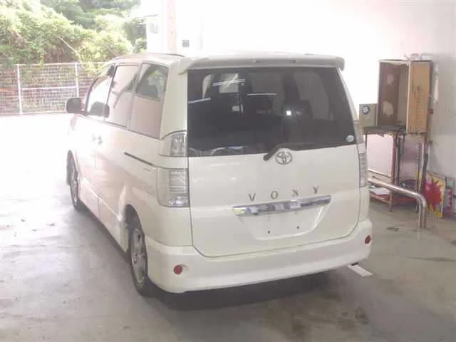 Toyota Voxy  с аукциона в Японии