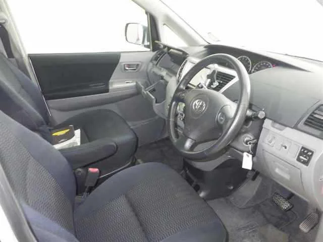 Toyota Voxy  с аукциона в Японии