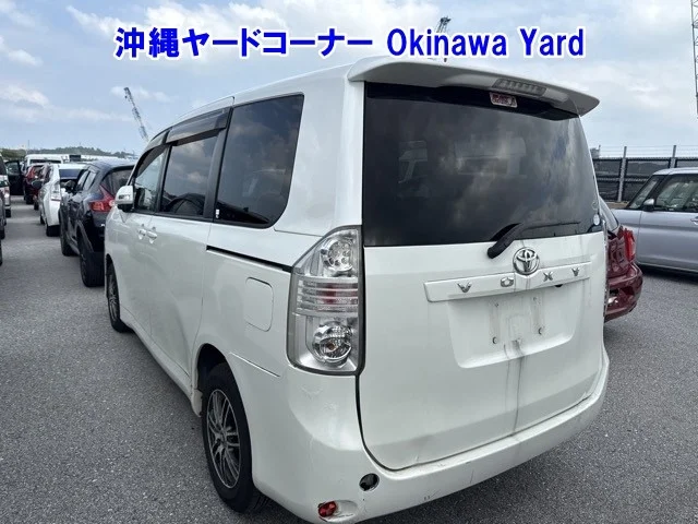 Toyota Voxy  с аукциона в Японии