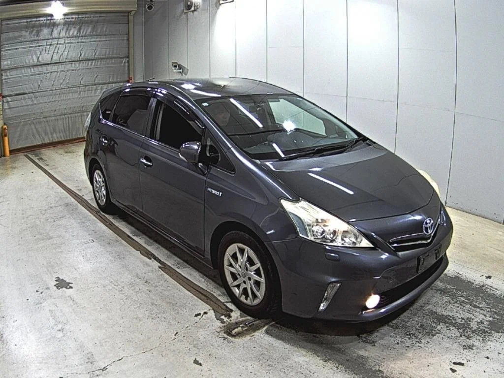 Toyota Prius Alpha 2013