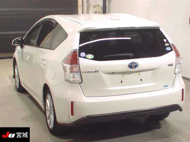 Toyota Prius Alpha 2015
