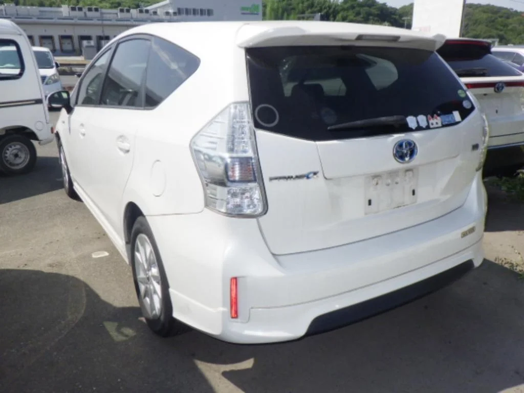 Toyota Prius Alpha 2014