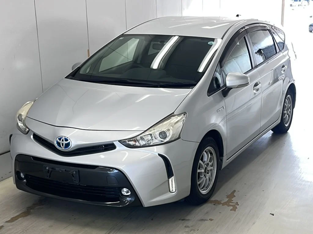 Toyota Prius Alpha 2015