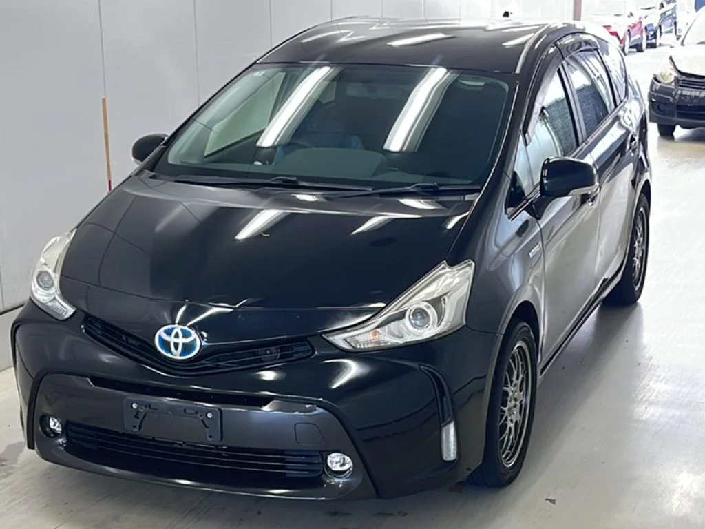 Toyota Prius Alpha 2015