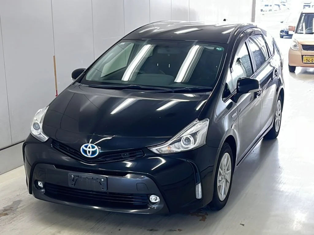 Toyota Prius Alpha 2015