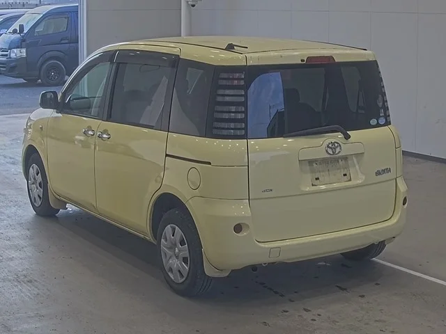 Toyota Sienta 2005
