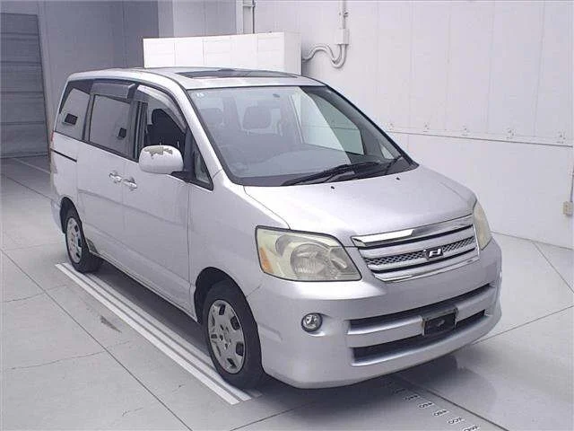 Toyota Noah 2005