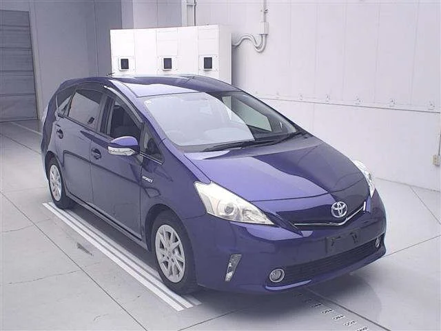 Toyota Prius Alpha 2013