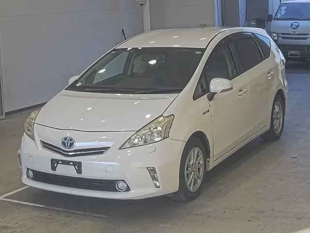 Toyota Prius Alpha 2013