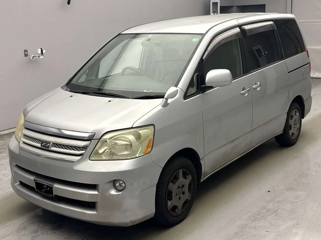 Toyota Noah 2005