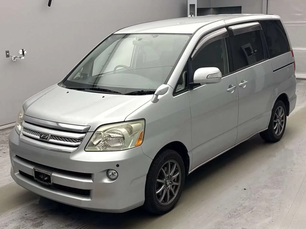 Toyota Noah 2005