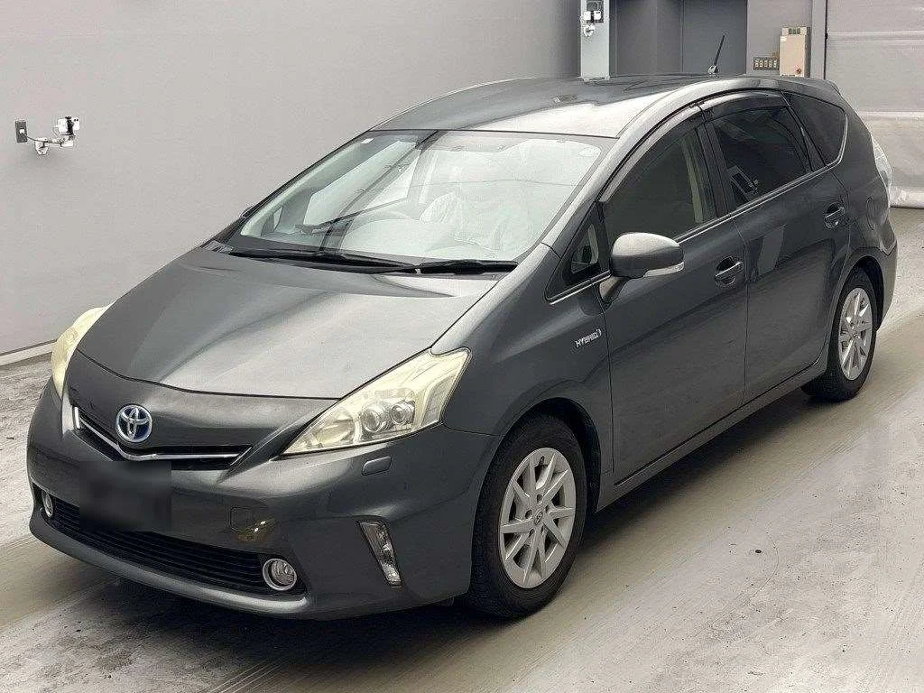 Toyota Prius Alpha 2013