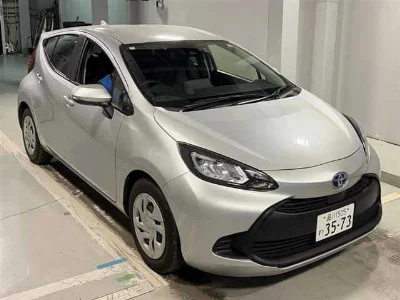 TOYOTA AQUA 1
