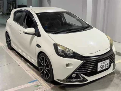 TOYOTA AQUA 1