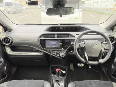TOYOTA AQUA 3
