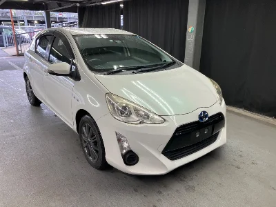 TOYOTA AQUA 1