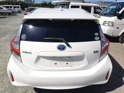 TOYOTA AQUA 1