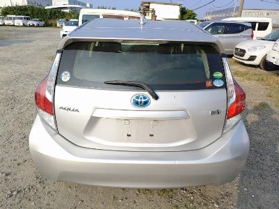 TOYOTA AQUA 3