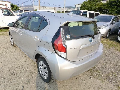 TOYOTA AQUA 4