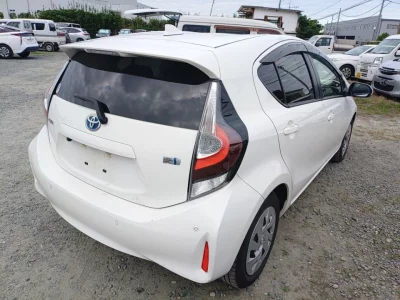 TOYOTA AQUA 1