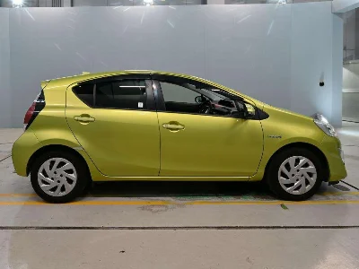 TOYOTA AQUA 3