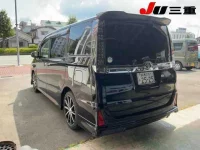 Цена авто Toyota Voxy с аукционов Японии, номер кузова ZRR80W, пробег 100 000, оценка 2