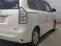 Цена авто Toyota Voxy с аукционов Японии, номер кузова ZRR70G, пробег 102 000, оценка 2