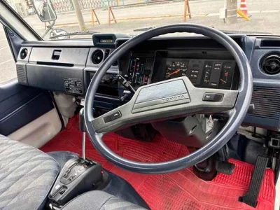 TOYOTA HIACE TRUCK