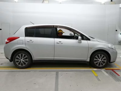 NISSAN TIIDA