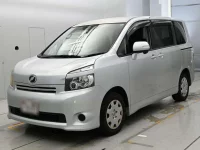 Цена авто Toyota Voxy с аукционов Японии, номер кузова ZRR70G, пробег 102 000, оценка 6