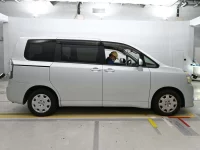 Цена авто Toyota Voxy с аукционов Японии, номер кузова ZRR70G, пробег 102 000, оценка 6