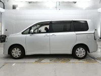 Цена авто Toyota Voxy с аукционов Японии, номер кузова ZRR70G, пробег 102 000, оценка 6