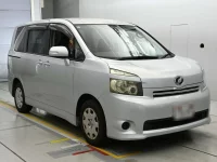 Цена авто Toyota Voxy с аукционов Японии, номер кузова ZRR70G, пробег 102 000, оценка 6