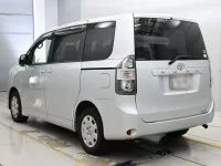 Цена авто Toyota Voxy с аукционов Японии, номер кузова ZRR70G, пробег 102 000, оценка 6