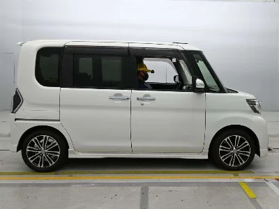 DAIHATSU TANTO 3