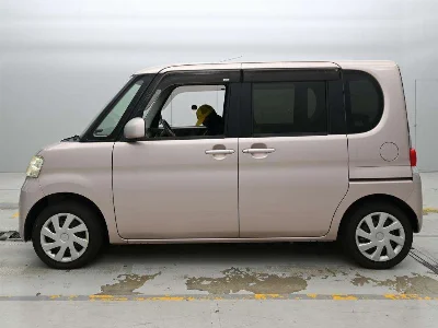 DAIHATSU TANTO 4